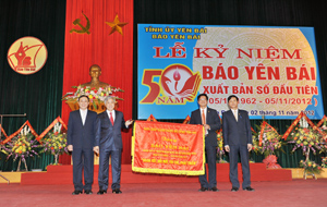 Đồng chí Đỗ Văn Chiến, UVT.Ư Đảng, Bí thư Tỉnh ủy tặng bức trướng của BCH Đảng bộ tỉnh cho tập thế Báo Yên Bái.