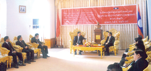 Đoàn công tác lãnh đạo tỉnh ta làm việc với lãnh đạo tỉnh Luangprabang.