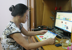 Bà Nguyễn Thị Xuyến tìm hiểu, trang bị thêm kiến thức về chính sách DS-KHHGĐ.