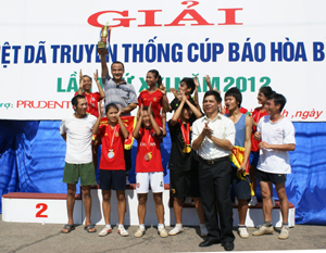 Đồng chí Đinh Văn Ổn, Tổng Biên tập Báo Hòa Bình trao Cúp vô địch toàn đoàn cho đội TPHB.