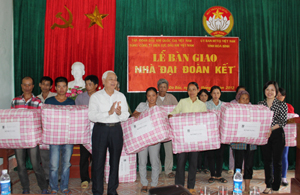 Lãnh đạo UBMTTQ tỉnh phối hợp với Tập đoàn Dầu khí quốc gia Việt Nam tặng quà các hộ nghèo tại lễ bàn giao nhà Đại đoàn kết huyện Đà Bắc năm 2012.