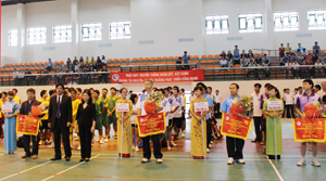 Các đồng chí lãnh đạo Sở TM&MT tỉnh Hoà Bình và tỉnh Sơn La tặng hoa và cờ cho các đơn vị tham gia giải.
