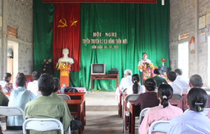 Lãnh đạo Ban Dân vận Tỉnh ủy truyền đạt tới người dân các nội dung chính của chương trình xây dựng Nông thôn mới.