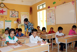 Công tác giáo dục được xã Tân Phong quan tâm, đầu tư. Ảnh: Trường tiểu học xã Tân Phong (Cao Phong) giữ vững đạt chuẩn quốc gia mức độ I và phấn đấu xây dựng đạt chuẩn quốc gia mức độ II.