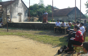 Đoàn công tác của UBND huyện Kim Bôi lắng nghe, tiếp thu kiến nghị của người dân thôn Bôi Câu (Kim Bôi).