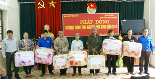 Lãnh đạo trường trung cấp KT – KT Hoà Bình tặng quà cho 7 hộ gia đình chính sách và hộ nghèo xã Thống Nhất.