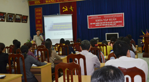 Ông Nguyễn Tiến Tùng, Phó Chánh Thanh tra Bộ LĐ-TB&XH, giảng viên khóa tập huấn giới thiệu những nội dung cơ bản, mới nhất của Luật Lao động 2012.