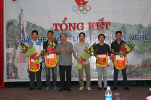 Lãnh đạo Sở TN&MT Hoà Bình trao giải cho các VĐV đoạt giải nội dung bóng bàn đôi nam.