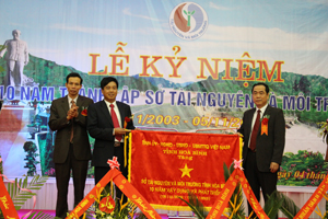 Đồng chí Nguyễn Văn Quang – Phó Bí tư TT Tỉnh ủy, Chủ tịch HĐND tỉnh  trao bức trướng của Tỉnh ủy – HĐND – UBND - Ủy ban MTTQ tỉnh tặng Sở TN & MT.

