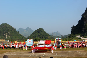 Màn biểu diễn biểu dương lực lượng tại lễ khai mạc Đại hội TDTT huyện Cao Phong lần thứ IV năm 2013.