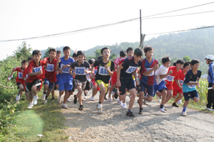 Các VĐV nam trẻ xuất phát tranh tài tại giải việt dã huyện Đà Bắc năm 2013.
