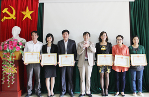 Đại diện lãnh đạo Ban giám hiệu nhà trường trao giấy khen cho 7 học viên có thành tích xuất sắc trong khóa học.
