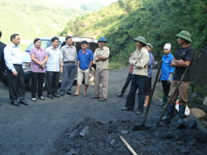 Đoàn giám sát của TT HĐND tỉnh kiểm tra tình hình khai thác than ở xã Cuối Hạ.

