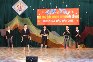 Một tiết mục văn nghệ của xã Tân Minh tại hội diễn NTQC huyện Đà Bắc năm 2013.
