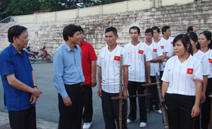 Đồng chí Trần Đăng Ninh, Phó Chủ tịch UBND tỉnh trò chuyện với các HLV, VĐV các đội tuyển thể thao dân tộc chuẩn bị cho Ngày hội.