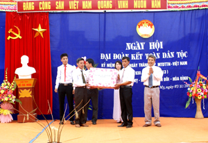 Thay mặt lãnh đạo tỉnh, đồng chí Hoàng Thanh Mịch, UVBTV, Trưởng Ban Tuyên giáo Tỉnh ủy trao quà của tỉnh cho nhân dân xóm Mỵ, xã Mỵ Hoà (Kim Bôi). 

