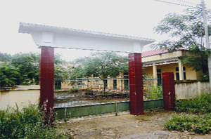 Nhà lớp học ở Mai Sơn, xã Yên Nghiệp (Lạc Sơn) được đầu tư xây dựng kiên cố, khang trang vẫn bỏ hoang gây lãng phí tiền của Nhà nước.

