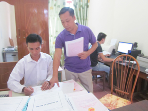 Cán bộ Văn phòng đăng ký quyền sử dụng đất huyện Đà Bắc xử lý dữ liệu hồ sơ cấp GCN QSD đất cho các hộ, cá nhân có nhu cầu cấp GCNQSD đất.