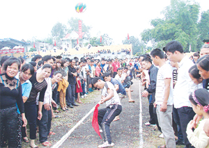 Một trận đấu vòng loại giải kéo co (Đại hội TD-TT huyện Kỳ Sơn năm 2013) thu hút sự cổ vũ của đông đảo người dân.

