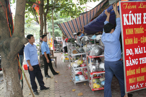 Các lực lượng chức nắng tháo dỡ mái che, mái vẩy tại chợ Phương Lâm mới (TPHB).

