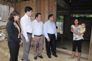 Đoàn giám sát HĐND tỉnh đi thị sát tại Khu tái định cư xóm Kẻ, xã Tu Lý.


