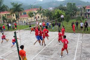 Trận thi đấu giữa 2 đội bóng chuyền nam xã Vầy Nưa và Hiền Lương,
