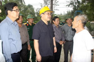 Phó Thủ tướng Hoàng Trung Hải và Bộ trưởng NN&PTNT Cao Đức Phát trò chuyện với người dân xã Triệu Lăng, huyện Triệu Phong (Quảng Trị).
