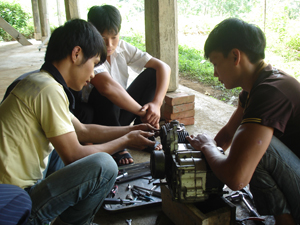 Bộ đội xuất ngũ xã Tân Pheo (Đà Bắc) học nghề sửa chữa xe máy.
