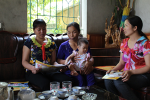 Chị Nguyễn Thị Bích, chủ nhiệm CLB (người ngồi ngoài cùng trên trái) tư vấn các biện pháp tránh thai cho phụ nữ từ 15 - 49 tuổi trong độ tuổi sinh đẻ.
