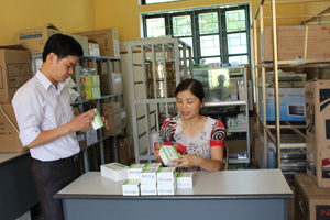 Cán bộ trung tâm DS/KHHGĐ huyện Cao Phong kiểm tra thuốc, vật tư trước khi triển khai chiến dịch tại các xã.


