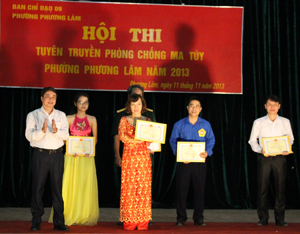 Lãnh đạo phường Phương Lâm trao giấy khen cho các đội đạt giải.

