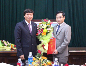 Đồng chí Trần Đăng Ninh, Phó Chủ tịch UBND tỉnh trao quyết định bổ nhiệm Phó giám đốc Sở cho đồng chí Bùi Đức Nam. 

