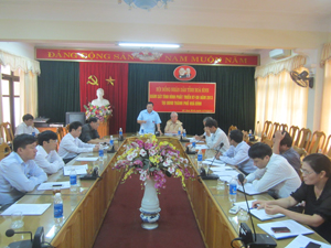 Đồng chí Hoàng Quang Minh, Ủy viên Thường trực HĐND tỉnh phát biểu kết luận tại buổi giám sát tại thành phố Hòa Bình.

