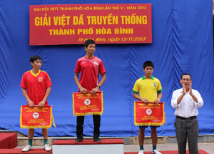 Lãnh đạo Trung tâm VHTT thành phố trao cờ cho các đội đạt giải.
