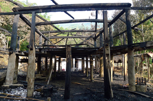 Toàn cảnh ngôi nhà sàn bị cháy tại bảo tàng không gian văn hóa Mường tối 24/10/2013