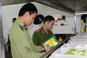 Kiểm tra tại khu vực chế biến nhà hàng Quán Ngon, phường Tân Thịnh (thành phố Hòa Bình)
