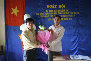 Đại diện UBND xã Thống Nhất, Thành phố Hòa Bình tặng hoa động viên nhân dân xóm Đồng Khụ