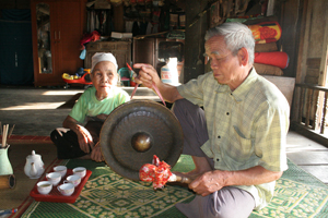 Gia đình ông Bùi Văn Nỉ, xóm Rú 6, xã Xuân Phong (Cao Phong) lưu giữ chiêng cổ và tham gia trình diễn trong các lễ hội.
