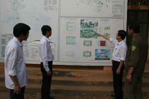 Lãnh đạo UBND xã Xuân Phong (Cao Phong) trao đổi thực hiện quy hoạch xây dựng NTM trên địa bàn.
