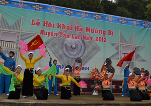 Nhiều tiết mục văn nghệ đặc sắc được trình diễn trong lễ hội Khai hạ Mường Bi năm 2013.       

