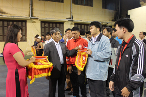 Lãnh đạo Sở giáo dục và Đào tạo trao cờ lưu niệm cho các đoàn tham dự giải.