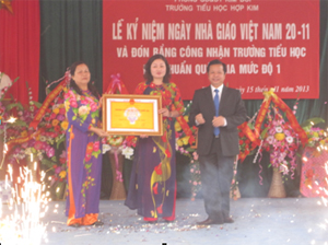 Lãnh đạo Sở GD – ĐT trao bằng công nhận đạt chuẩn quốc gia cho trường tiểu học xã Hợp Kim (Kim Bôi).

