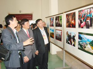 Đồng chí Trần Đăng Ninh, Phó Chủ tịch UBND tỉnh và các đại biểu thăm gian triển lãm ảnh về Tây Bắc.