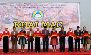 Đồng chí Trần Đăng Ninh, Phó Chủ tịch UBND tỉnh và các đại biểu cắt băng khai mạc chợ vùng cao Hòa Bình.