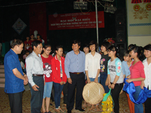 Đồng chí Trần Đăng Ninh, Phó Chủ tịch UBND tỉnh Hòa Bình gặp gỡ, trò chuyện với các diễn viên quần chúng tham gia màn nghệ thuật chuẩn bị cho Ngày hội.