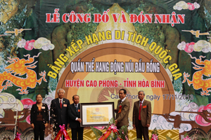 Đồng chí Nguyễn Văn Quang, Phó Bí thư TT Tỉnh ủy, Chủ tich HĐND tỉnh trao bằng xếp hạng di tích cấp quốc gia cho lãnh đạo huyện Cao Phong