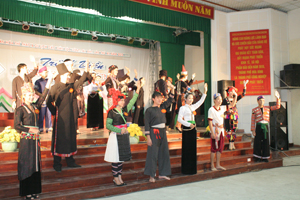 Màn chào hỏi của 26 thí sinh tại Hội thi trình diễn trang phục các dân tộc vùng Tây Bắc.