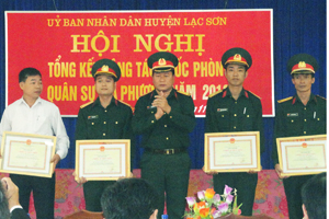 Bộ Chỉ huy quân sự tỉnh tặng danh hiệu thi đua cho các cá nhân xuất sắc.