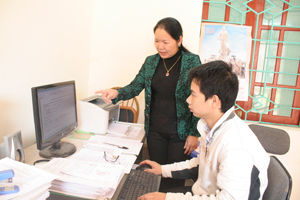 Cán bộ Phòng LĐ-TB&XH huyện Đà Bắc ứng dụng CNTT vào điều tra, rà soát  hộ nghèo, hộ cận nghèo trên địa bàn.