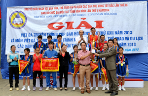 Đồng chí Đinh Văn Ổn, TBT Báo Hòa Bình trao cúp vô địch giải Việt dã truyền thống Cúp Báo Hoà Bình năm 2013 cho huyện Đà Bắc.
